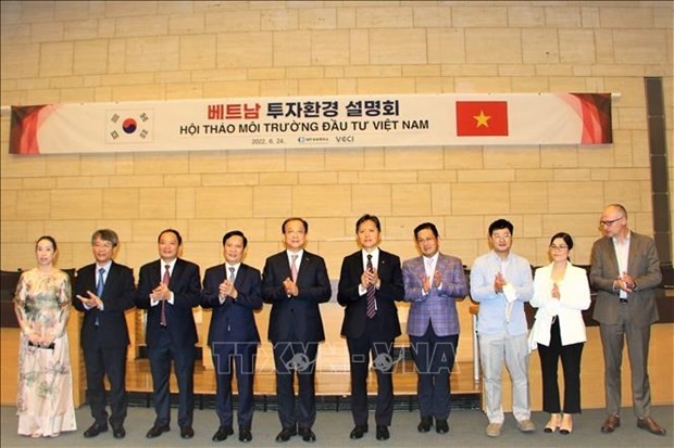Des représentants de la KCCI, VCCI et d'entreprises vietnamiennes et sud-coréennes à la conférence. Photo: VNA
