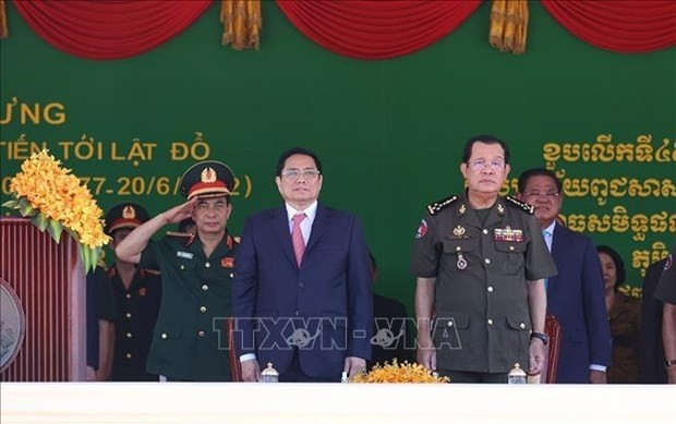 Le Premier ministre cambodgien Samdech Techo Hun Sen et son homologue vietnamien Pham Minh Chinh lors de la cérémonie commémorant le 45e anniversaire du “Chemin vers le renversemement du régime génocidaire de Pol Pot”, le 20 juin. Photo : VNA