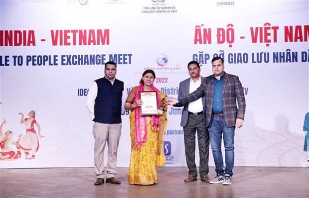 Le Dr Staline Mishra, président du BRIA 2022 Vietnam Award de l'AASTA (à gauche) remet le prix BRIA 2022 Vietnam à une entrepreuneuse indienne qui a activement contribué au développement de l'amitié entre les deux peuples. Photo: VNA