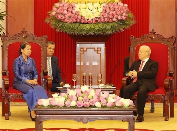 Le Secrétaire général du Parti, Nguyên Phu Trong, et Men Sam An, Vice-Présidente du Parti du peuple cambodgien (PPC), Vice-Première ministre, présidente de l'Association d'Amitié Cambodge – Vietnam. Photo : VNA.