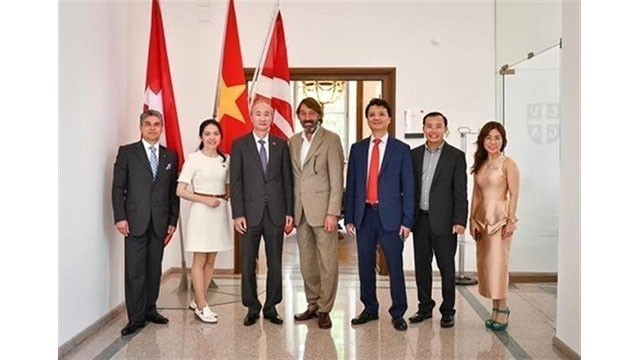 L'ambassadeur du Vietnam en Suisse, Phùng Thê Long (3e à partir de la gauche), et des représentants d'entreprises suisses. Photo : VNA.