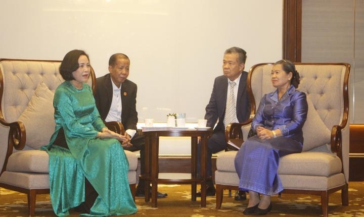 La présidente de l'Association d'Amitié Vietnam - Cambodge, Nguyên Thi Thanh, et la Vice-Première ministre cambodgienne, Men Sam An. Photo : Thoidai.