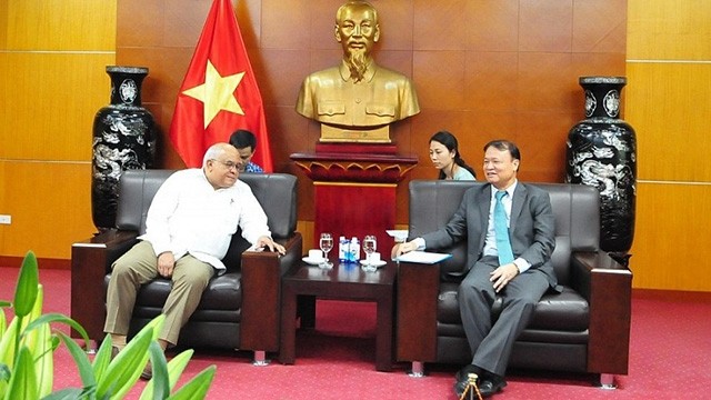 Le vice-ministre vietnamien de l’Industrie et du Commerce, Dô Thang Hai (à droite) et l’ambassadeur cubain au Vietnam, Orlando Nicolas Hernandez Guillen. Photo : congthuong.vn.