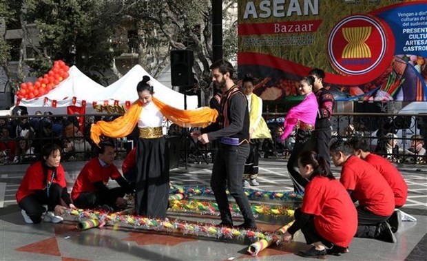 Un numéro de danse de l'ambassade du Vietnam au Bazar 2022 en Argentine. Photo : VNA.