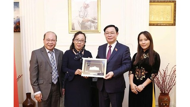 Le Président de l’Assemblée nationale du Vietnam, Vuong Dinh Huê, offre un cadeau à la communauté vietnamienne au Royaume-Uni. Photo : VNA.