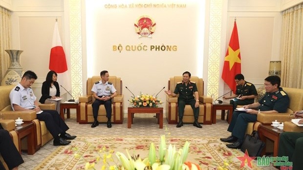 Le général de corps d'armée Nguyên Tân Cuong (à droite) reçoit le général Shunji Izutsu. Photo : qdnd.vn