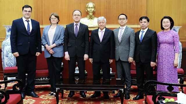 L’ambassadeur russe au Vietnam, Gennady Bezdetko (3e à partir de la gauche) lors de sa rencontre avec Dô Van Chiên, président du Comité central du Front de la Patrie du Vietnam. Photo : thoidai.com.vn.