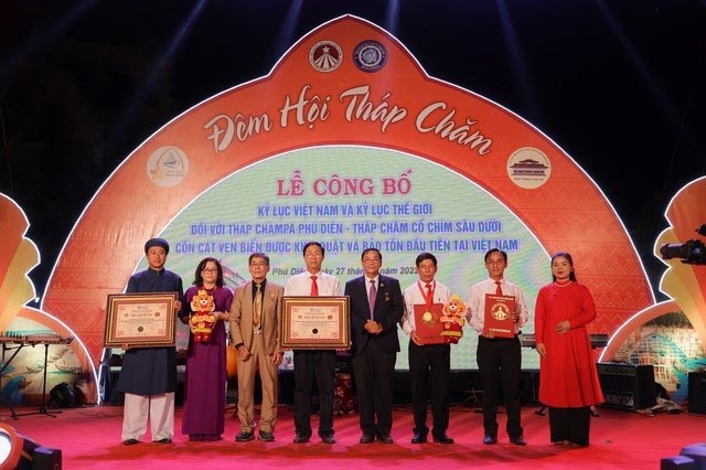 La cérémonie pour marquer la reconnaissance par l’Union mondiale des records (WorldKings) de la tour Phu Diên. Photo : VGP.