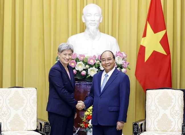 Le Président du Vietnam, Nguyên Xuân Phuc (à droite), reçoit la ministre australienne des Affaires étrangères, Penny Wong. Photo : VNA.