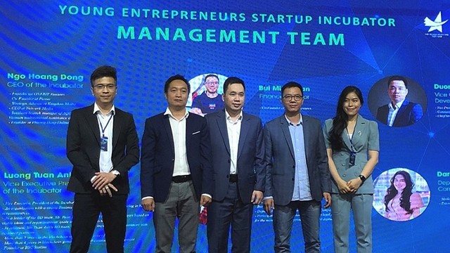Le Comité excécutif de l'incubateur de startups pour les jeunes entrepreneurs. Photo : conthuong.vn.