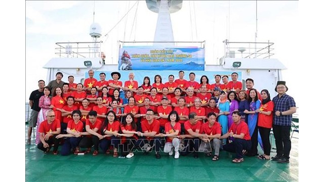 Des Vietnamiens à l'étranger en visite à Truong Sa. Photo : VNA.
