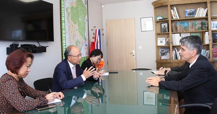Séance de travail entre l’ambassadeur vietnamien en France, Dinh Toàn Thang, et le maire de la ville française de Verrières-le-Buisson, François Guy Trébulle. Photo : BQT.