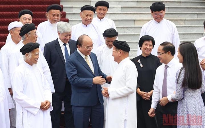 Le Président Nguyên Xuân Phuc et des dignitaires caodaïstes. Photo : NDEL.