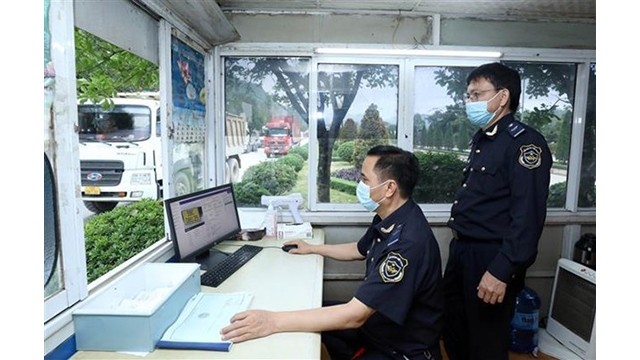 L'inspection des moyens sur la plateforme numérique de la poste-frontière de Huu Nghi. Photo : VNA.
