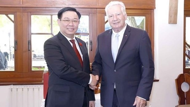 Le Président de l'AN du Vietnam, Vuong Dinh Huê (à gauche), et le Vice-Président de l'Assemblée nationale hongroise, Istvan Jakab. Photo : VNA.