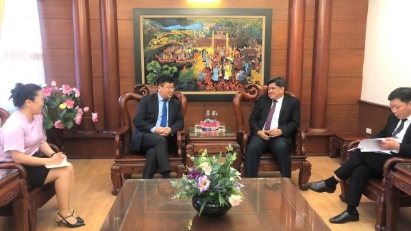 Le vice-ministre de l'Agriculture et du Développement rural Trân Thành Nam (à droite) et l'ambassadeur de Mongolie au Vietnam Jigjee Sereejav. Photo : mard.gov.vn