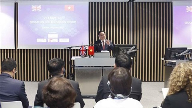 Le Président de l'Assemblée nationale vietnamienne, Vuong Dinh Huê, lors du Forum de coopération en matière d'éducation entre le Vietnam et le Royaume-Uni; tenu le 30 juin à Londres. Photo : VNA.