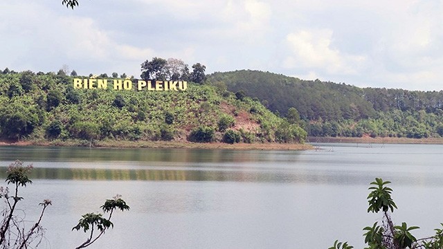 Biên Hô est le plus beau lac naturel des Hauts Plateaux du Centre. Photo : VNA.
