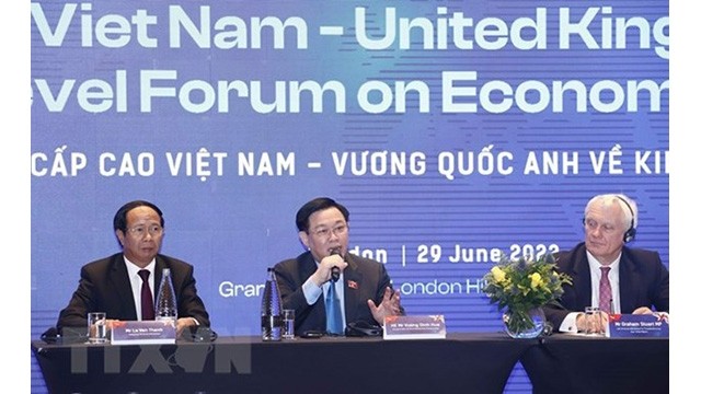 Le Président de l'Assemblée nationale du Vietnam, Vuong Dinh Huê (au milieu), au Forum de haut niveau Royaume-Uni - Vietnam sur l'économie et le commerce. Photo : VNA.
