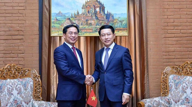Le ministre vietnamien des AE, Bùi Thanh Son (à gauche) et le Vice-Premier ministre et ministre laotien des AE, Saleumxay Kommasith. Photo : VOV.