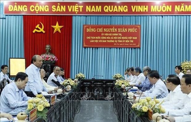 Lors de la séance de travail du Président du Vietnam Nguyên Xuân Phuc avec la permanence du Comité provincial du Parti de Bên Tre. Photo : VNA.