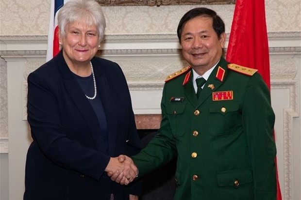 Le général de corps d'armée Lê Huy Vinh, vice-ministre vietnamien de la Défense, et la baronne Goldie DL, ministre d'État au ministère britannique de la Défense. Photo : VNA.