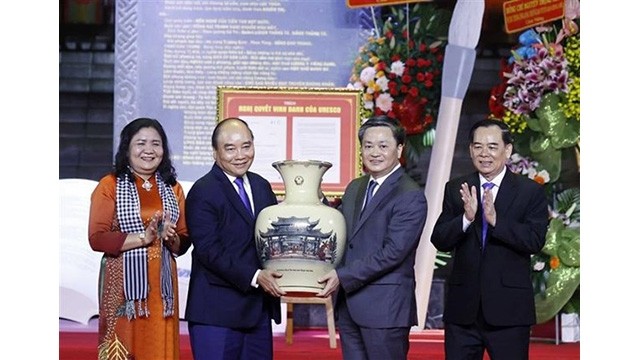 Le Président Nguyên Xuân Phuc à la cérémonie célébrant le 200e anniversaire de la naissance du poète et enseignant Nguyên Dinh Chiêu. Photo : VNA.