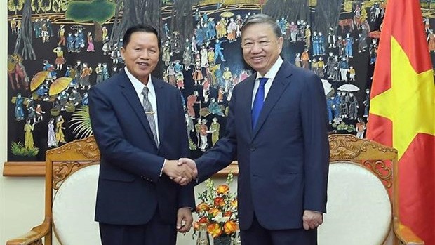 Le général Tô Lâm, membre du Bureau politique, ministre vietnamien de la Sécurité publique (à droite) et le général de division Vanthong Kongmany, membre du Comité central du Parti populaire révolutionaire du Laos, vice-ministre lao de la Sécurité publique. Photo : VNA.