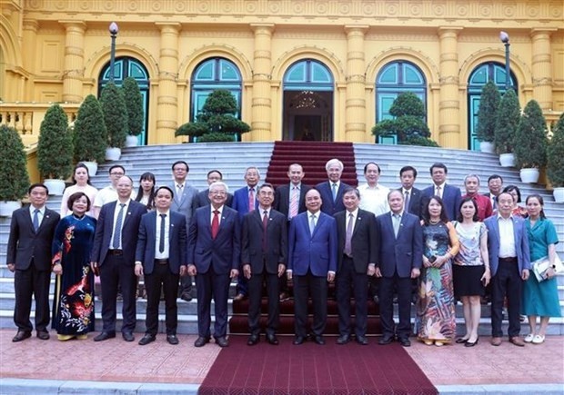 Le Président Nguyên Xuân Phuc pose avec la délégation de la Fédération des associations de génie civil du Vietnam, à Hanoi, le 5 juillet. Photo : VNA.