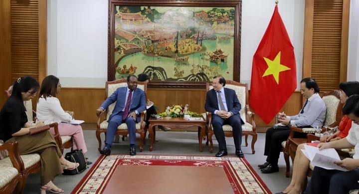 Rencontre entre Le vice-ministre vietnamien de la Culture, des Sports et du Tourisme, Ta Quang Dông (à droite), et l’ambassadeur angolais, Agostinho Andre de Carvalho Fernandes. Photo : thoidai.
