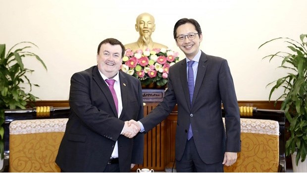L’assistant du ministre vietnamien des Affaires étrangères, Dô Hùng Viêt (à droite), et le ministre d'État au ministère irlandais des Affaires étrangères, Colm Brophy. Photo :  baoquocte.vn