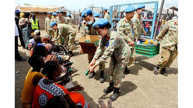 Des Casques bleus vietnq;iens au Soudan du Sud offrent des cadeaux à des pauvres sud-soudanais. Photo : Nguyên A.