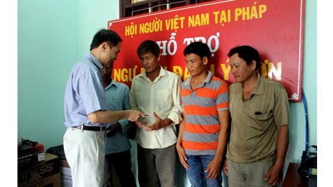 Dang Ngoc Chân, membre du Bureau permanent chargé des relations extérieures de l’UGVF, remet le don aux pêcheurs de l’île de Ly Son. Photo: MINH TRI/NDEL.