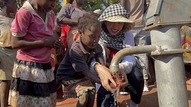 Miss Thuy Tiên fait don de puits d'eau potable à des Africains. Photo : vtc.vn