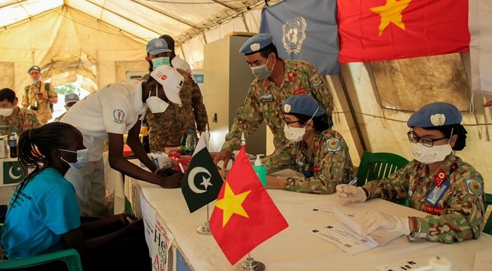 L'hôpital de campagne de niveau 2 du Vietnam n ° 3 coopère avec l'hôpital de campagne de niveau 1 du Pakistan dans la prévention et le contrôle du VIH-SIDA au Sudan du Sud. Photo : NDEL.