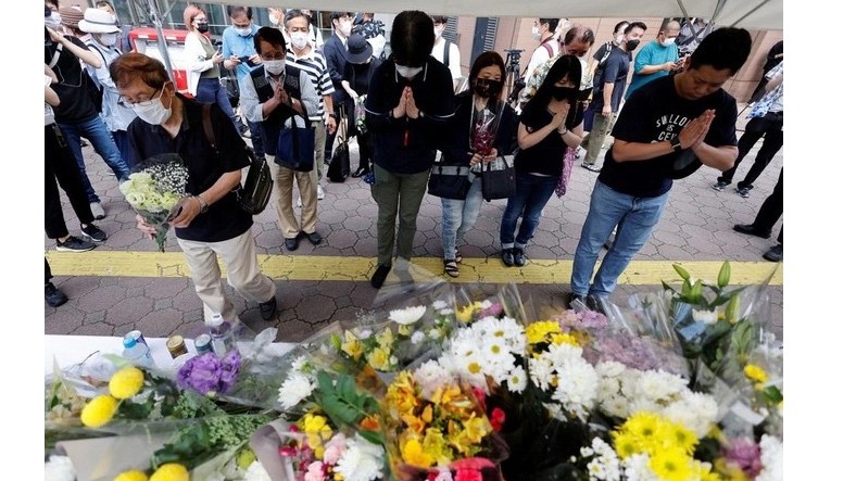 Les Japonais déposent des fleurs en mémoire de l'ancien Premier ministre Abe Shinzo à Nara. Photo : Kyodo/VNA.