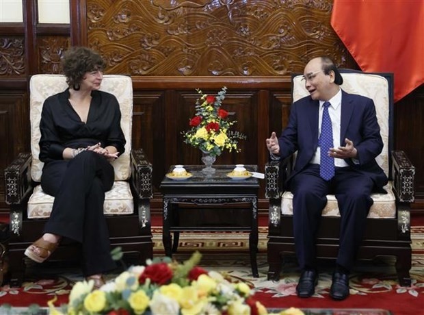Le Président vietnamien, Nguyên Xuân Phuc (à droite) et l'ambassadrice néerlandaise, Elsbeth Akkermann. Photo : VNA.