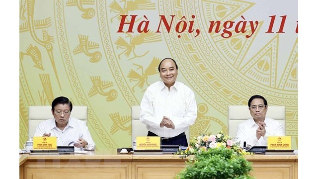Le Président du Vietnam, Nguyên Xuân Phuc (debout), lors de la séance de travail. Photo : VNA.