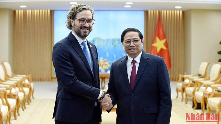 Le Premier ministre Pham Minh Chinh (à droite) et le ministre argentin des Relations extérieures, du Commerce international et du Culte, Santiago Andres Cafiero. Photo : NDEL.