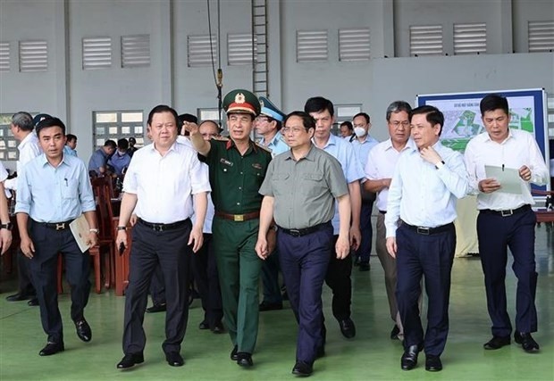 Le Premier ministre Pham Minh Chinh examine la mise en oeuvre du projet de construction du terminal de passagers T3 de l’aéroport international de Tân Son Nhât, le 9 juillet. Photo: VNA