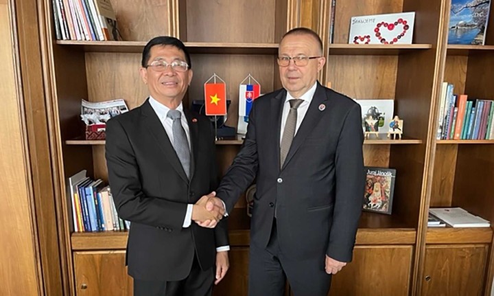 L’ambassadeur du Vietnam en Slovaquie, Nguyên Tuân, et le vice-président du Conseil national de la République slovaque, Milan Laurancik. Photo : baoquocte.