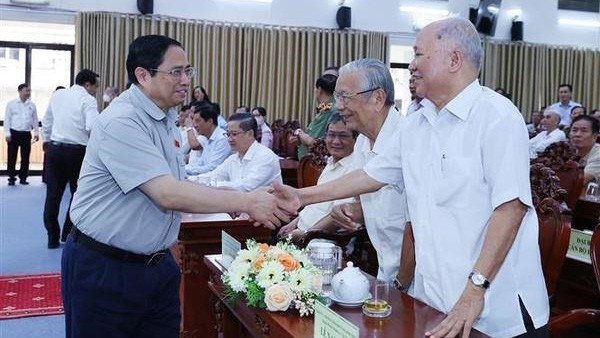 Le Premier ministre Pham Minh Chinh (à gauche) avec les électeurs des arrondissements de Ninh Kiêu et Cai Rang, dans le district de Long Diên, dans la ville de Cân Tho, le 10 juillet. Photo : VNA.
