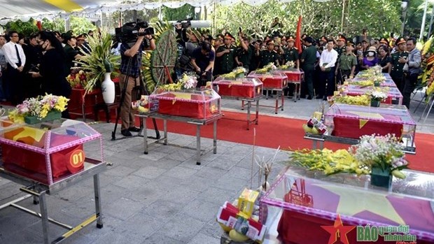 Cérémonie de commémoration et d'inhumation des restes de 10 soldats au cimetière des morts pour la Patrie de Vi Xuyên, à Hà Giang. Photo : VNA.