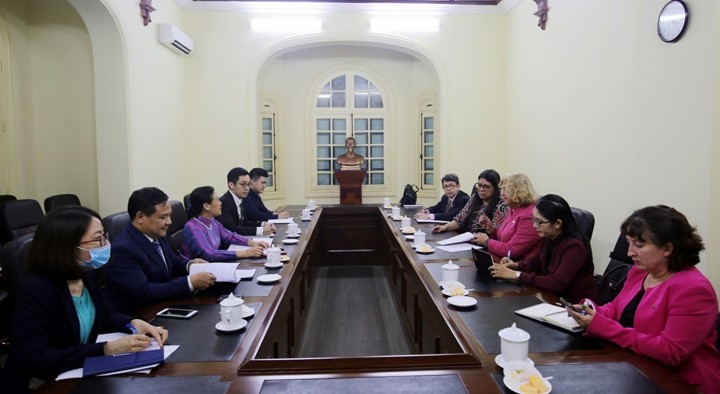 Rencontre entre la présidente de la VUFO, Nguyên Phuong Nga, et Capaya Rodriguez Gonzalez, vice-ministre vénézuélienne des Affaires étrangères. Photo : thoidai.