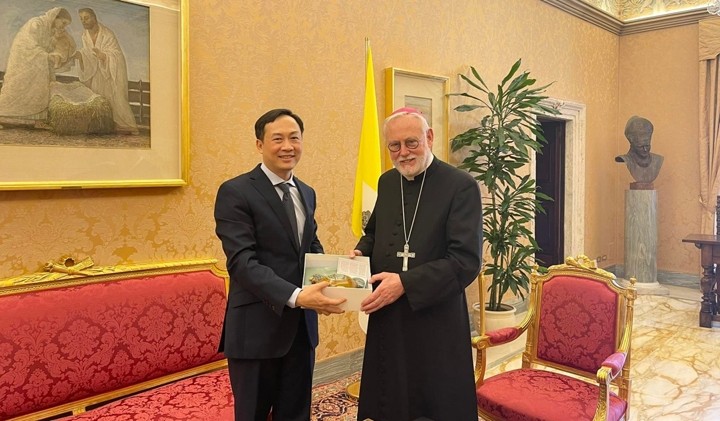 L’ambassadeur vietnamien, Duong Hai Hung, a rendu une visite de courtoisie au secrétaire du Saint-Siège pour les relations avec les États, l’archevêque Paul Richard Gallagher. Photo : thoidai.