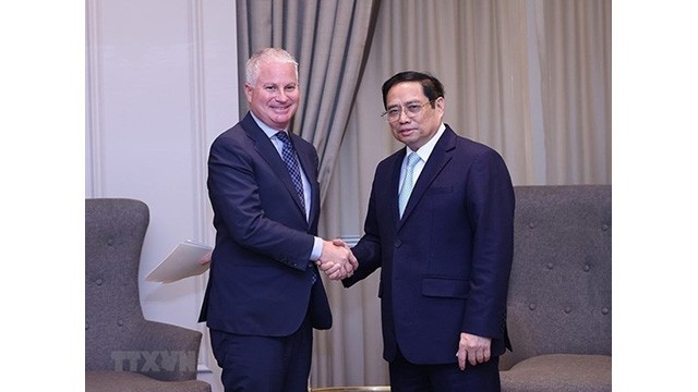 Le directeur général mondial de Warburg Pincus, Charles Kaye lors de la rencontre avec le Premier ministre vietnamien, Pham Minh Chinh. Photo : VNA.