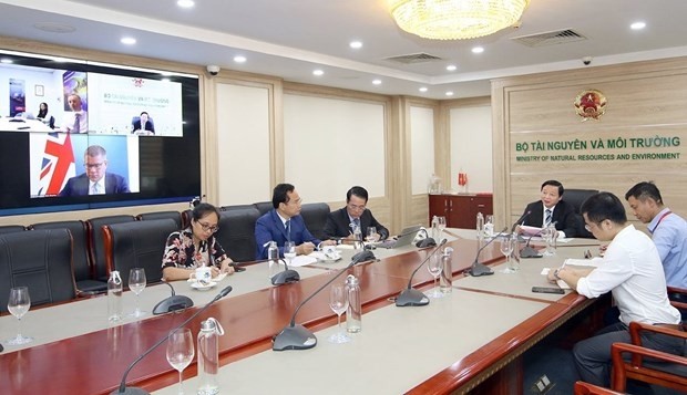 Le ministre des Ressources naturelles et de l’Environnement, Trân Hông Hà, lors de la réunion en ligne avec le ministre britannique et président de la COP26, Alok Kumar Sharma. Photo: VNA