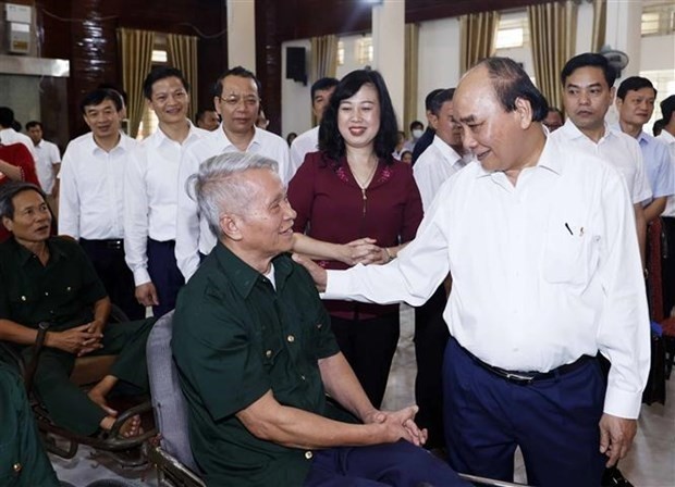 Le Président du Vietnam, Nguyên Xuân Phuc, a rendu visite aux invalides de guerre et aux soldats blessés au Centre de soin des blessés de guerre de Thuân Thành. Photo : VNA.
