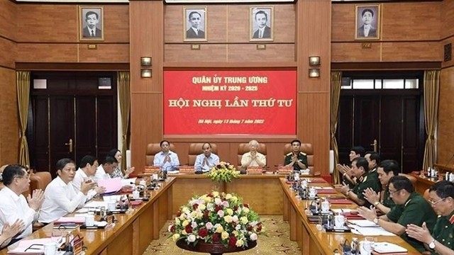 Le Secrétaire général du Parti Nguyên Phu Trong (2e à droite), le Président vietnamien Nguyên Xuân Phuc (2e à gauche), le Premier ministre Pham Minh Chinh (1er à gauche) et le ministre de la Défense Phan Van Giang (1er à droite) lors de la conférence à Hanoi, le 13 juillet. Photo : NDEL.