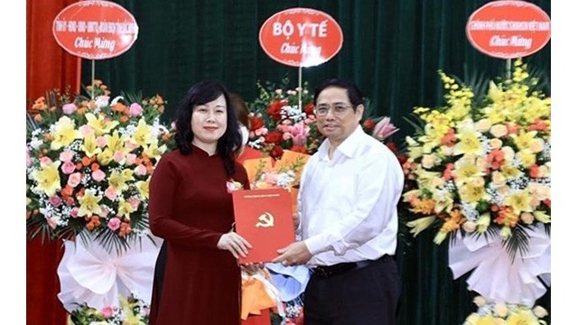 Le Premier ministre remet la décision sur la nomination de la ministre par intérim de la Santé à Dào Hông Lan. Photo : VNA.